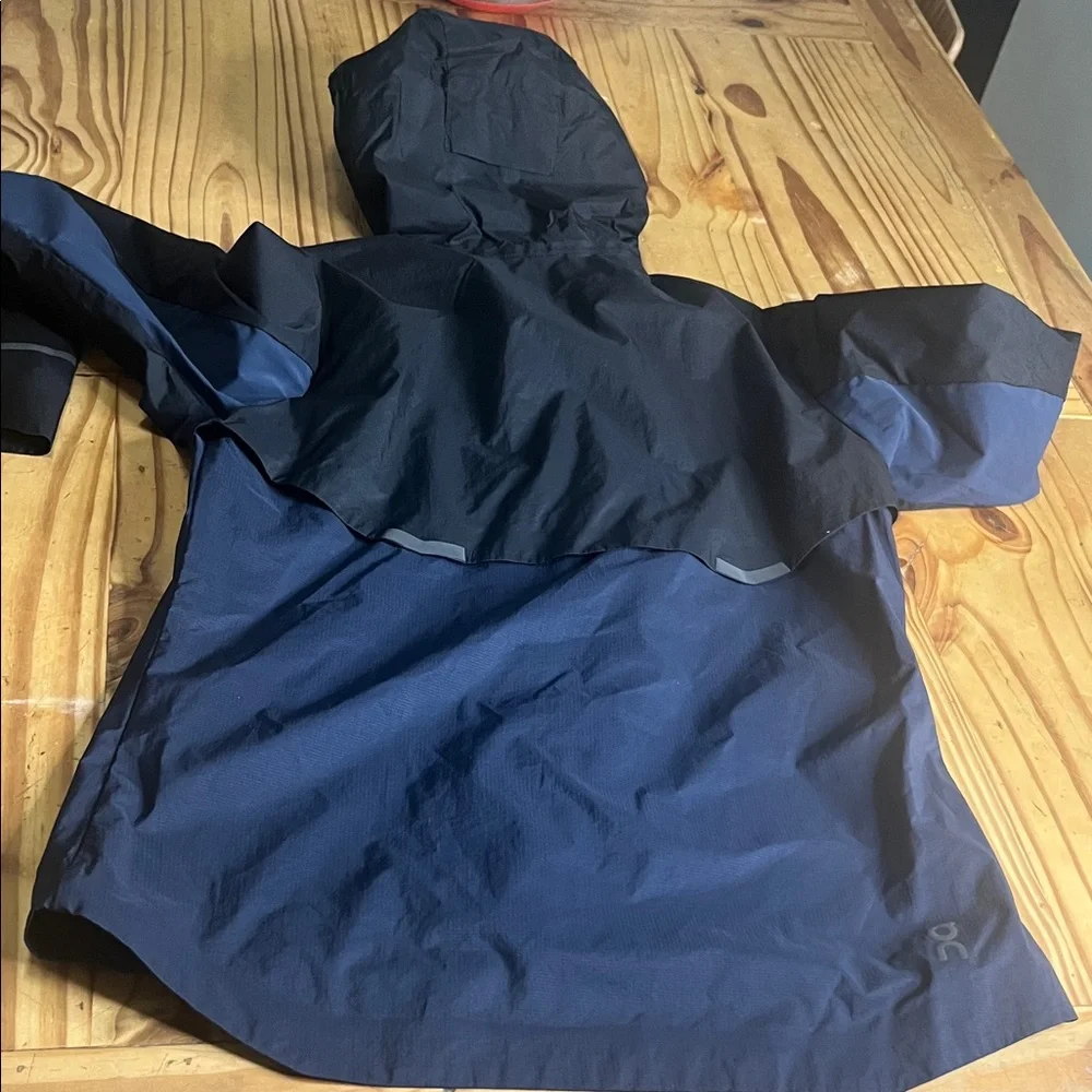 On Running Two-Tone Navy and Black Lightweight Running Jacket - Picture 10 of 16
